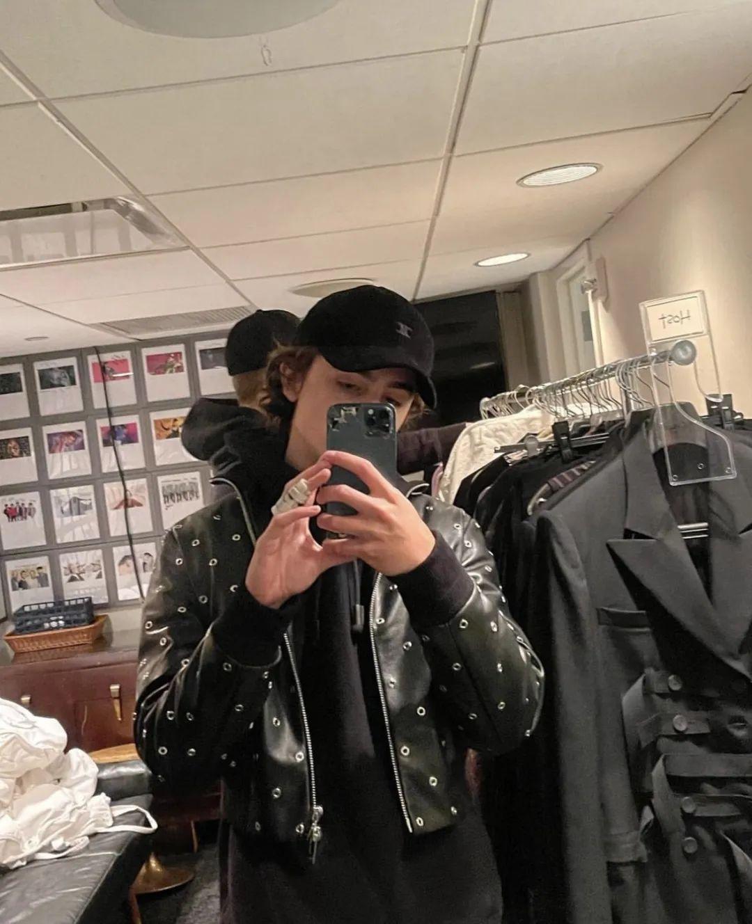 Timothée Chalamet 你装什么装？
这么有钱拿个烂手机，装什么装啊