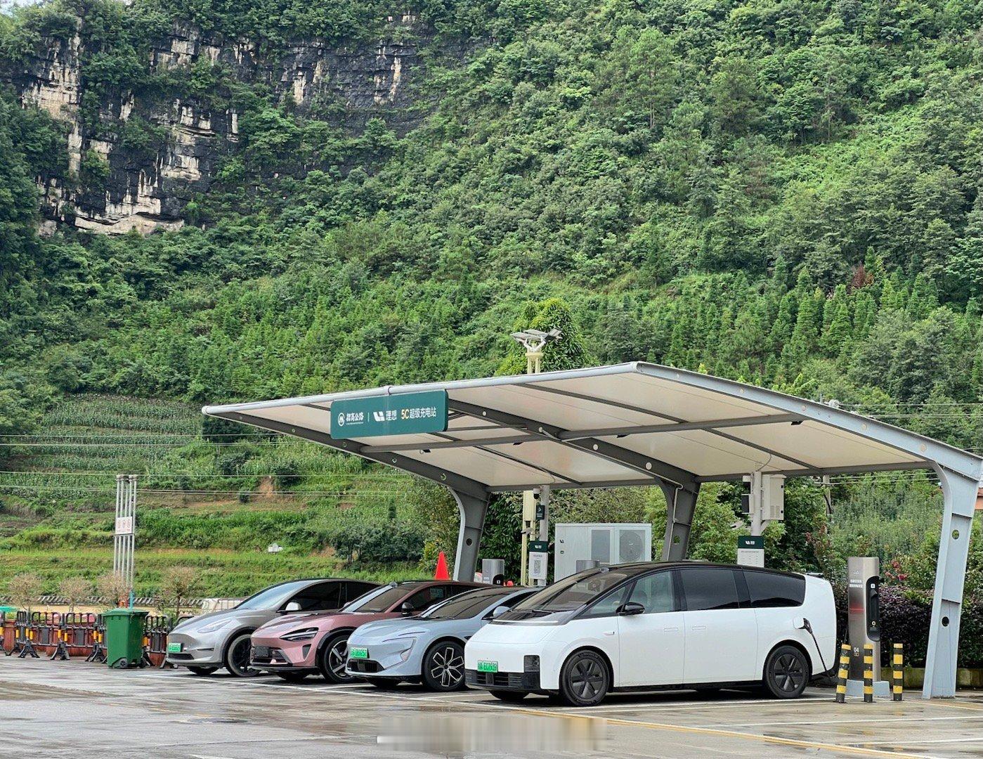 一条通往云南的高速公路上，遇见一座理想5C超充站 ，有4个不同品牌的纯电车在充电