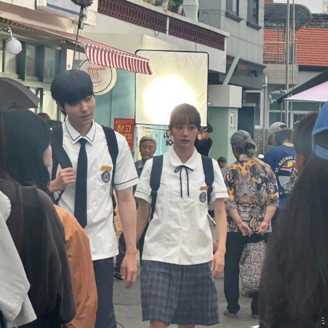 黄寅烨李惠利《给你梦想》校服路透～ ​​​
