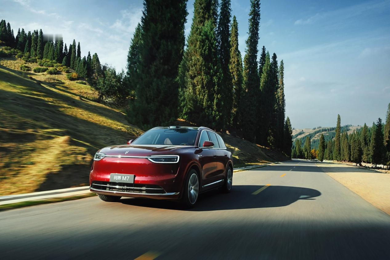 春天出游，细节感才是幸福感的关键，问界M7把每一处春游刚需都考虑得明明白白。环抱