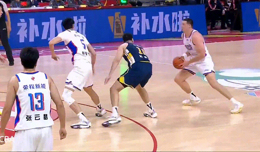 杜润旺投不进三分那在场真的负作用，两次大空位三分呐没把握住，詹姆斯看到他都两眼放