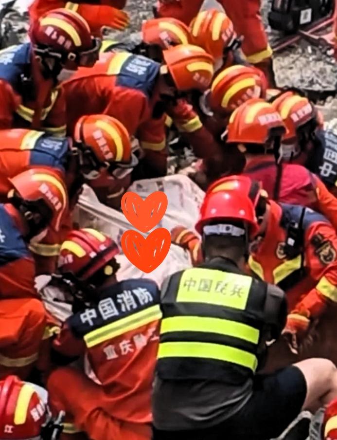 折返救人被困废墟，彭水失联00后网格员龚宝冬父母，守在现场崩溃
 
龚宝冬，二十