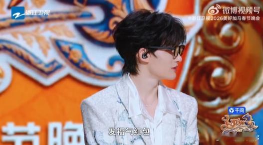 让余宇涵戴眼镜的人简直是个天才 谁懂啊！余宇涵戴上眼镜后完全就是智性恋天花板！黑