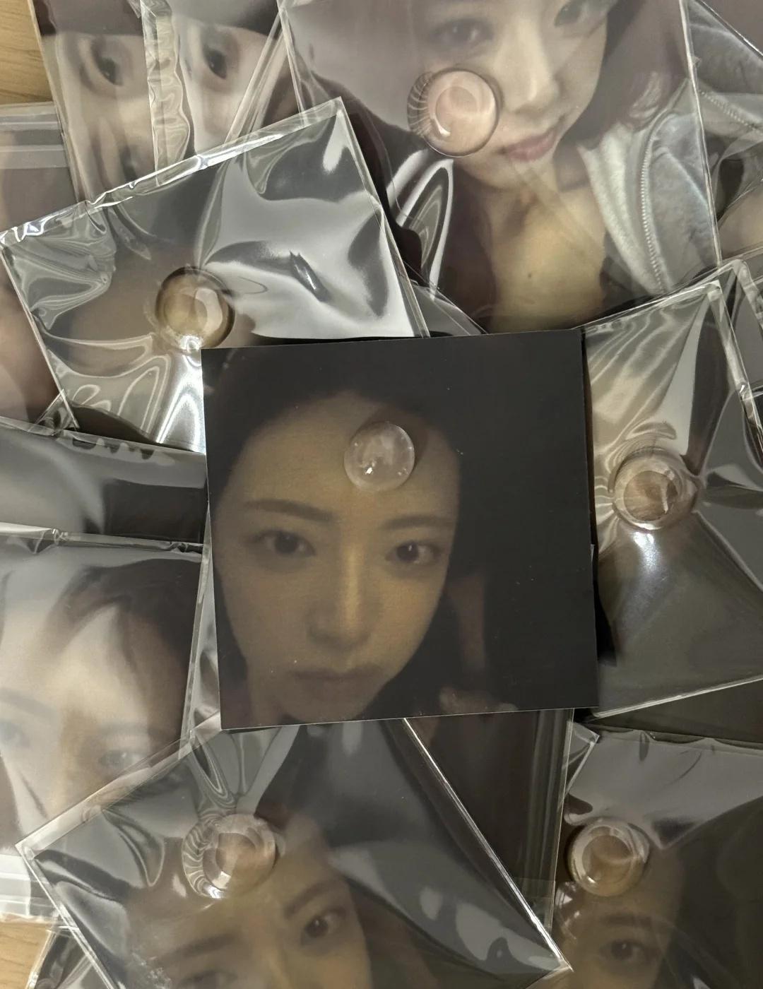 我是好的坏的
🇲🇴伸手物料 好想帮这个娜娜挠挠蚊子包吧！
演出当天中午会去冰
