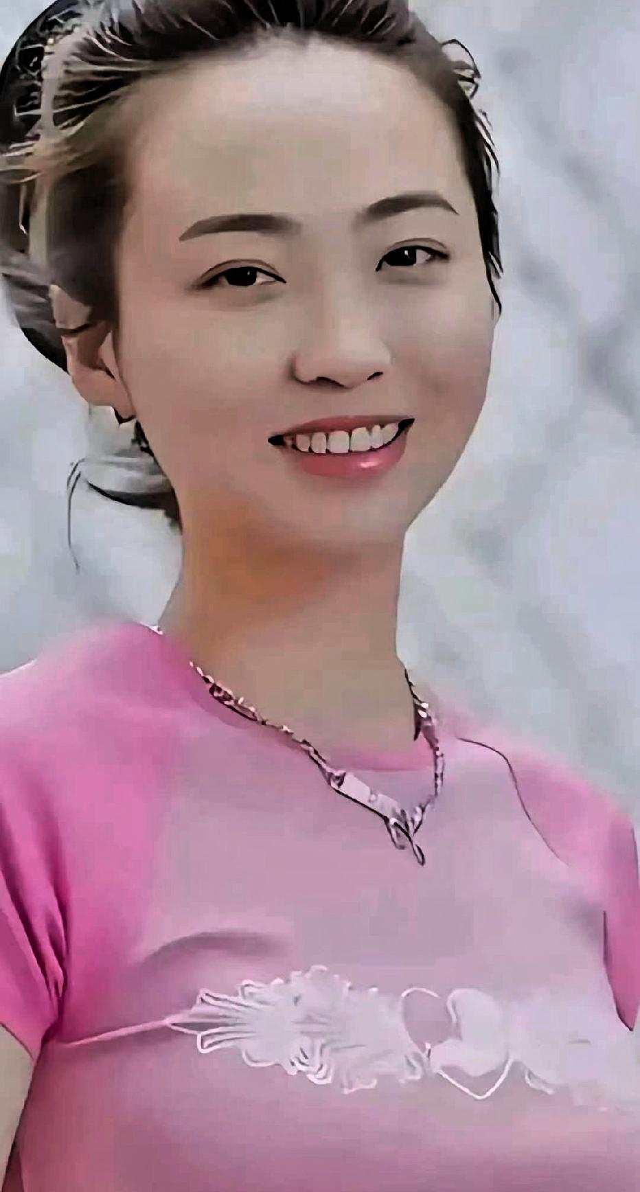 白珊珊，恒大歌舞团团长，
1989年生人，属蛇的顶级美女。
于2024年和商人李