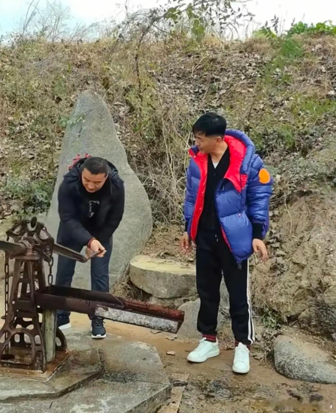 51岁郭晓东回山东老家探亲，庆祝村里成功修建了龙泉，他的穿衣打扮朴素，和村民们交