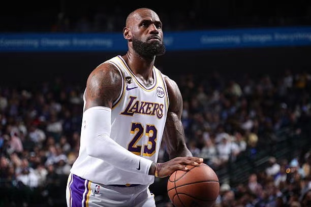 已经连续7个赛季场均罚球不超过6个的詹姆斯，生涯场均罚球已经掉到历史第27位，场