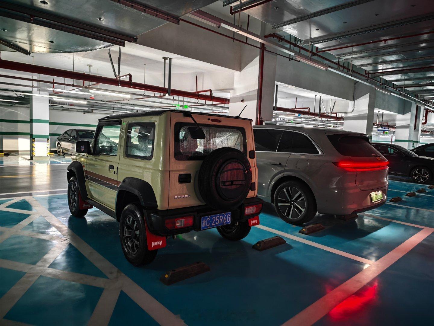 没想到我的用车配置变成了理想+手动吉姆尼+小攀理想和吉姆尼这俩哥们停一块挺有反差