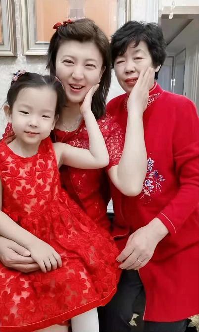 有儿有女的闫学晶一身喜庆红，满面春风的她日子看起来过得挺美好的。