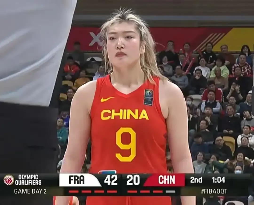 中国女篮输32分被法国女篮全场碾压，球员表现点评。李梦只是进攻不错，防守脚步跟不