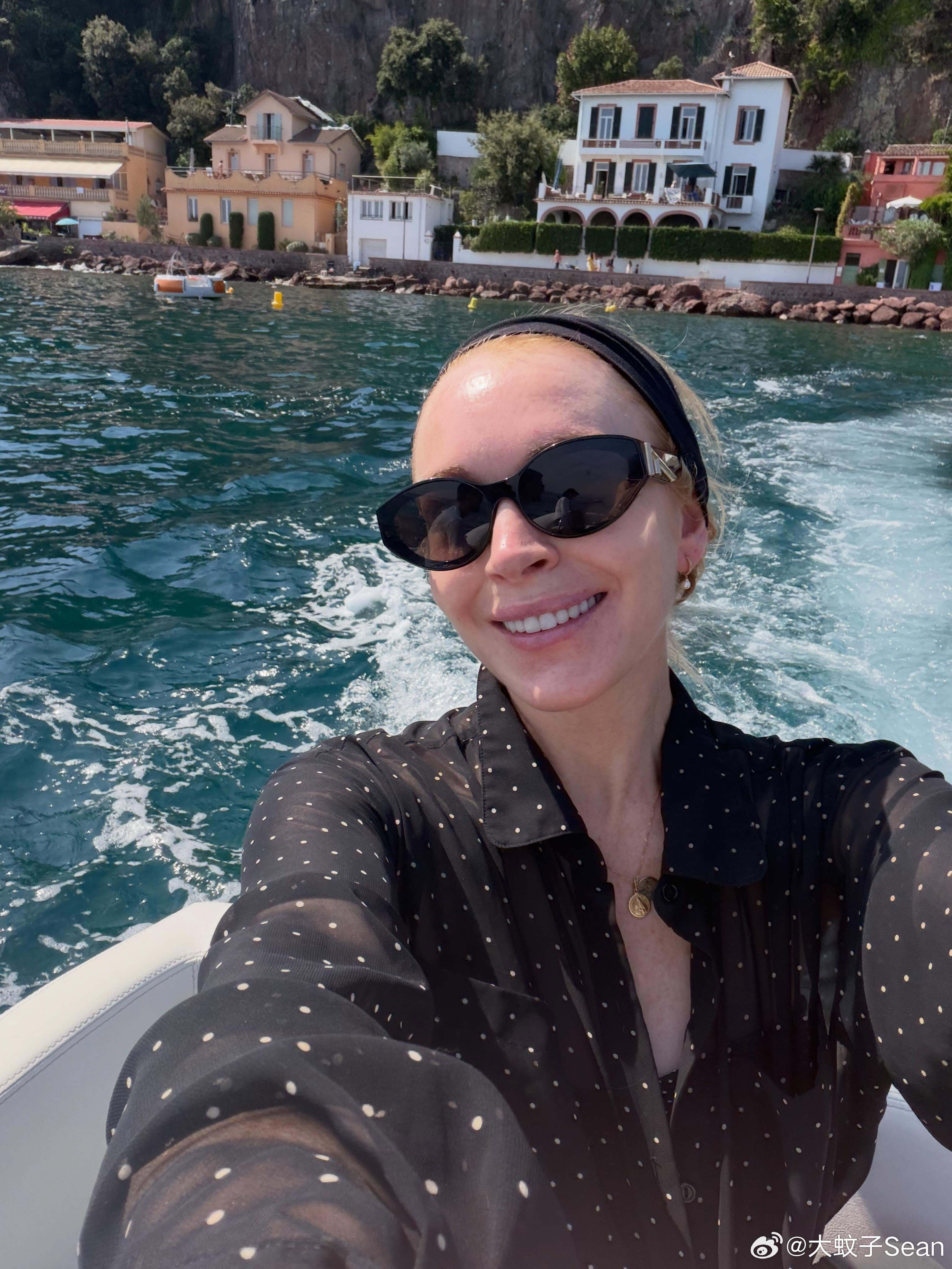Lindsay Lohan林赛罗韩分享新私照，和老公带上儿子出海度假 