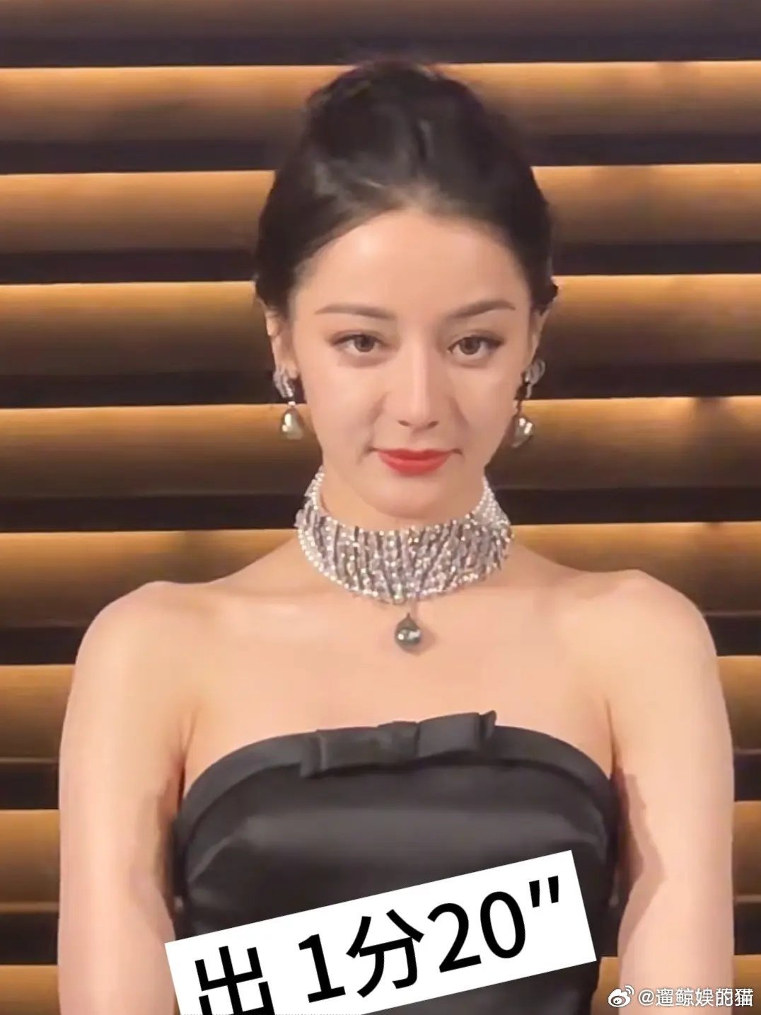 迪丽热巴终究是有年龄感了，法令纹都藏不住了 ​​​