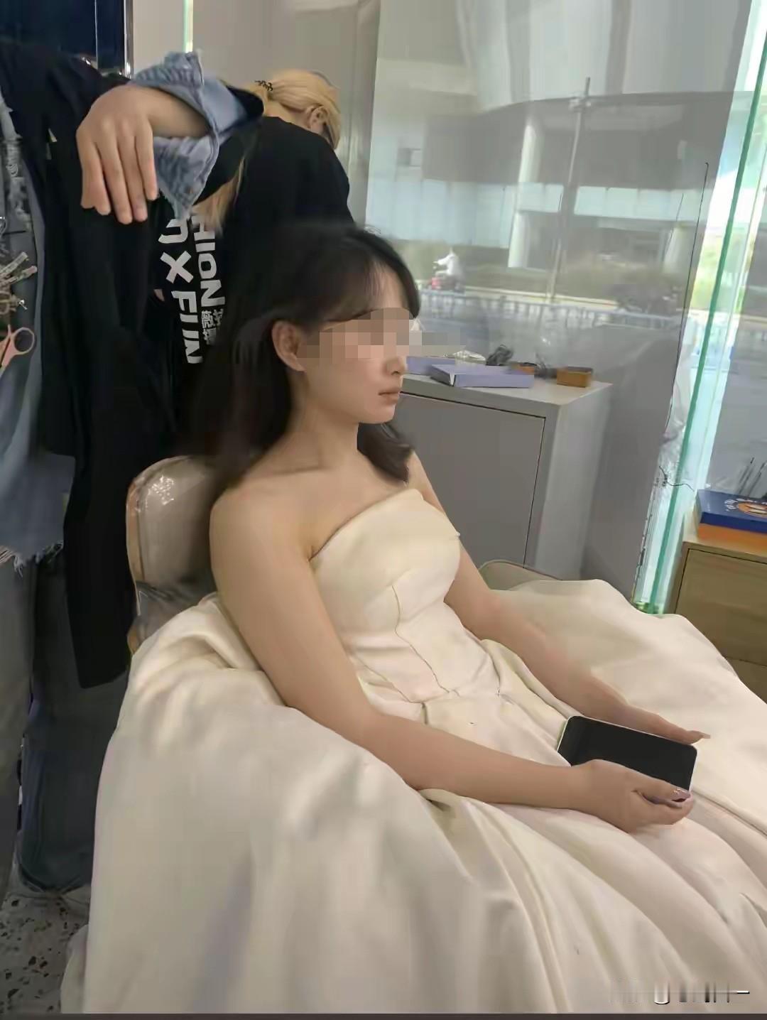 这件事情的起因是近日有一名27岁的年轻女子，不幸突发肺栓塞去世，引起了无数网友的
