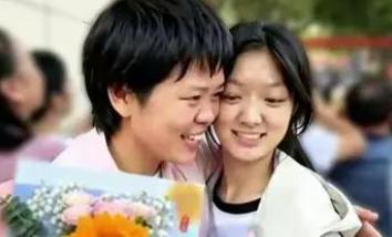 扛楼母亲陪女儿高考完回广州搬砖

6月9日，湖南衡阳祁东育贤中学考点外，40岁的