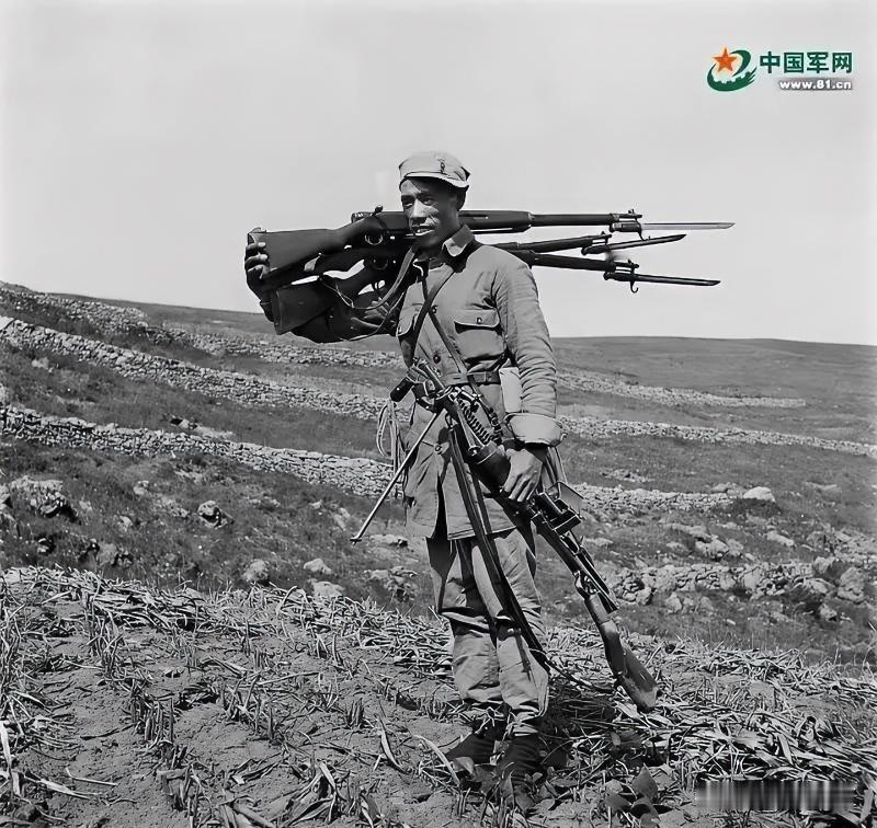 抗日战争时期，列强入侵，国难当头，为保护家园，先烈们抛头颅洒热血，用血肉之躯驱逐