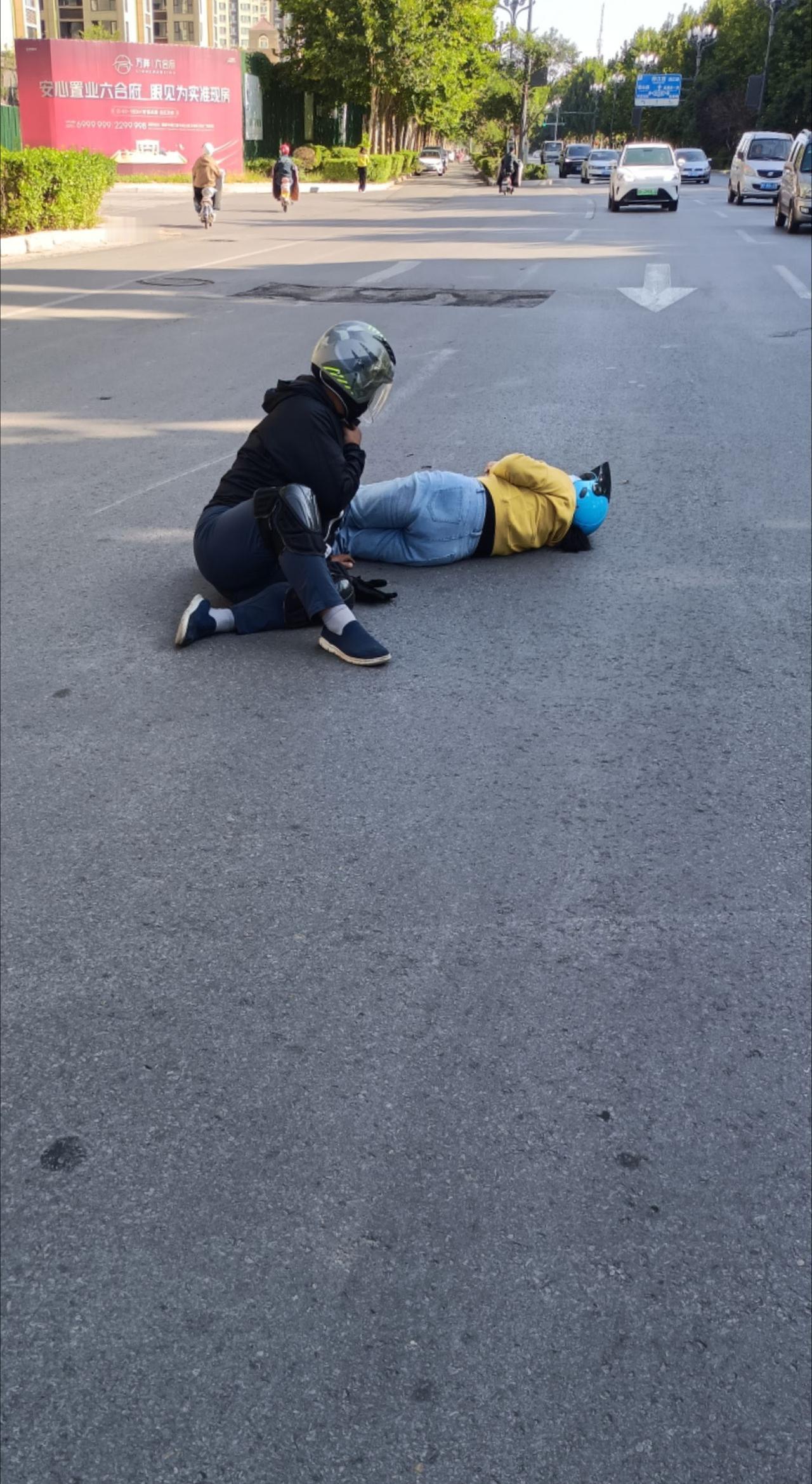 鹤壁工作时偶遇有一起车祸，我和央广网鹤壁负责人李主任，急忙停车，参与志愿者服务，