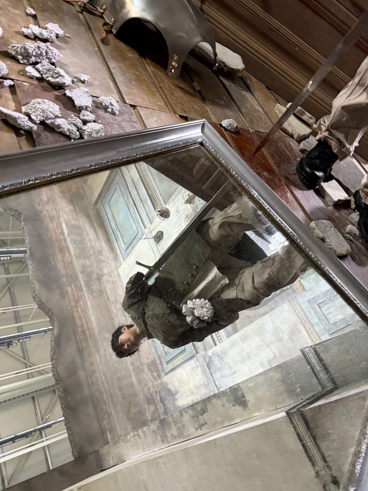 吴世勋新专花絮照吴世勋的《REVERXE》花絮真的越看越上头。光影、动作、表情全