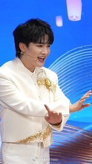 周深连续六年登总台秋晚舞台周深这是把秋晚当成“每年打卡点”了吧！六年每次都有新突