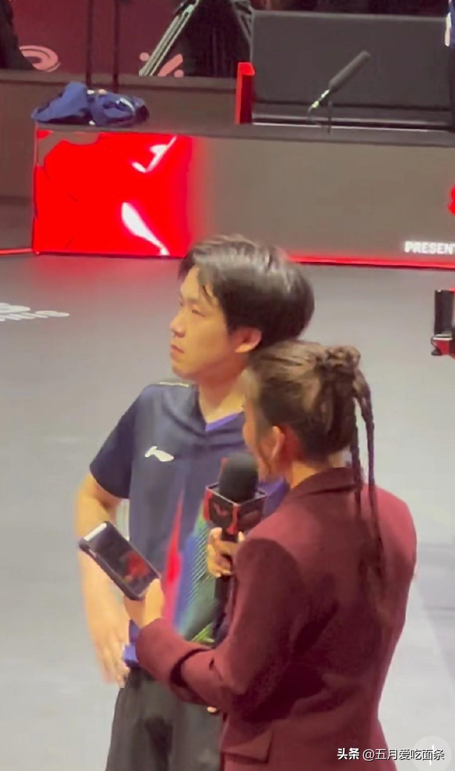 整个WTT，只有女主持人是听劝的。
她肯定刷到很多网友说她穿着暴露了，这几天的比