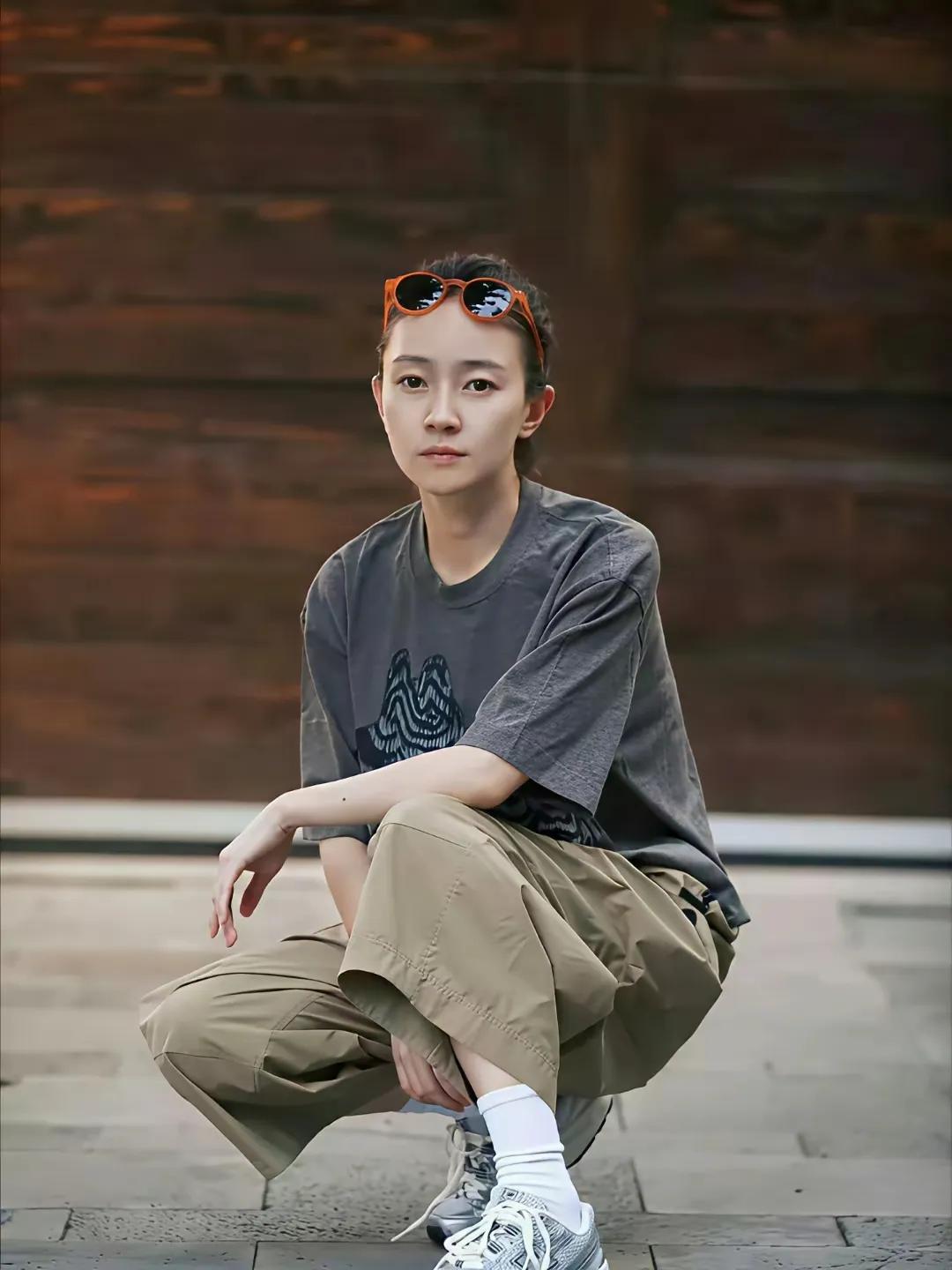 焦俊艳这一身，是“随便穿穿却很帅”的标准答案！
 
旧灰T+卡其阔腿裤，连鞋子都