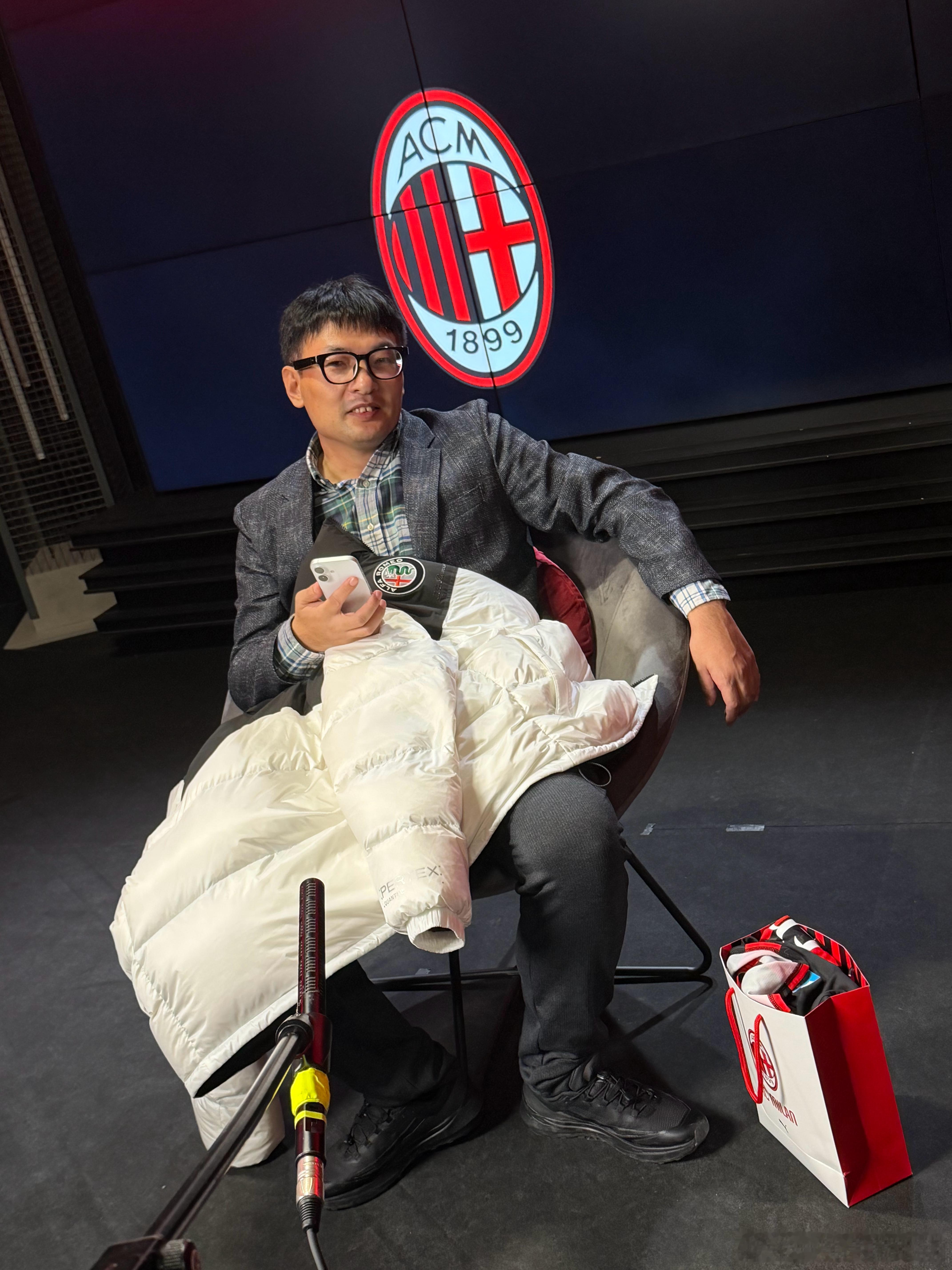 冬奥会 一个来冬奥会上做生意的朋友，到访了AC米兰俱乐部。