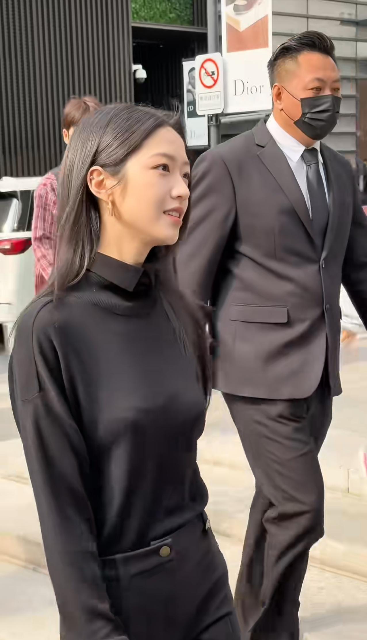 向涵之（图一）的侧颜比李庚希（图二）还像李庚希[捂脸]