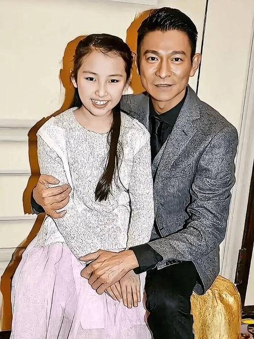 4月18日活动上，记者问14岁女儿是否恋爱，刘德华当场吓得后退，连说5个"没有"