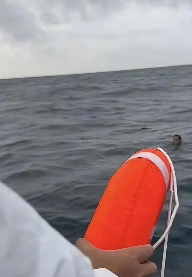 广东阳江，一渔民和同伴一起出海，行驶中，他突然内急，就站在船边往海里小便，结果一