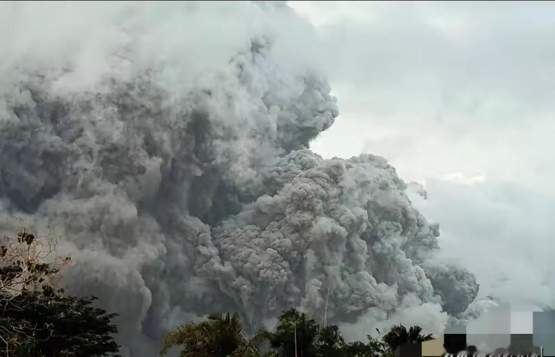 菲律宾马荣火山喷了，熔岩流冲出去4公里，火山灰遮天蔽日，近20万人受灾，五千多人