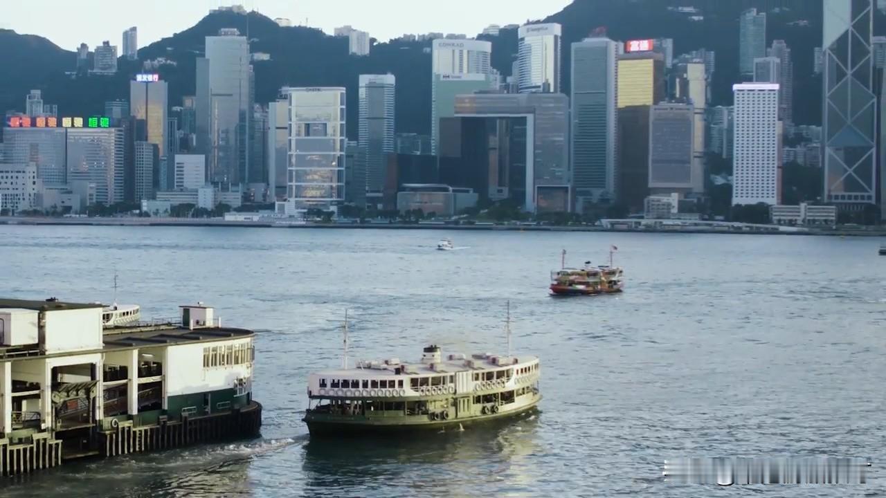 维港上不变的经典 ── 天星小轮
维多利亚港渡轮服务在1880年代由巴斯人企业家