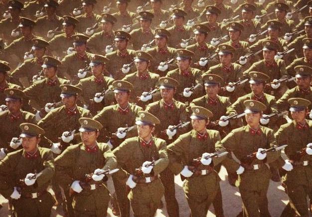 1984年的国庆阅兵，藏着中国军队一个挥之不去的“绝版瞬间”。
五个步兵方队，1