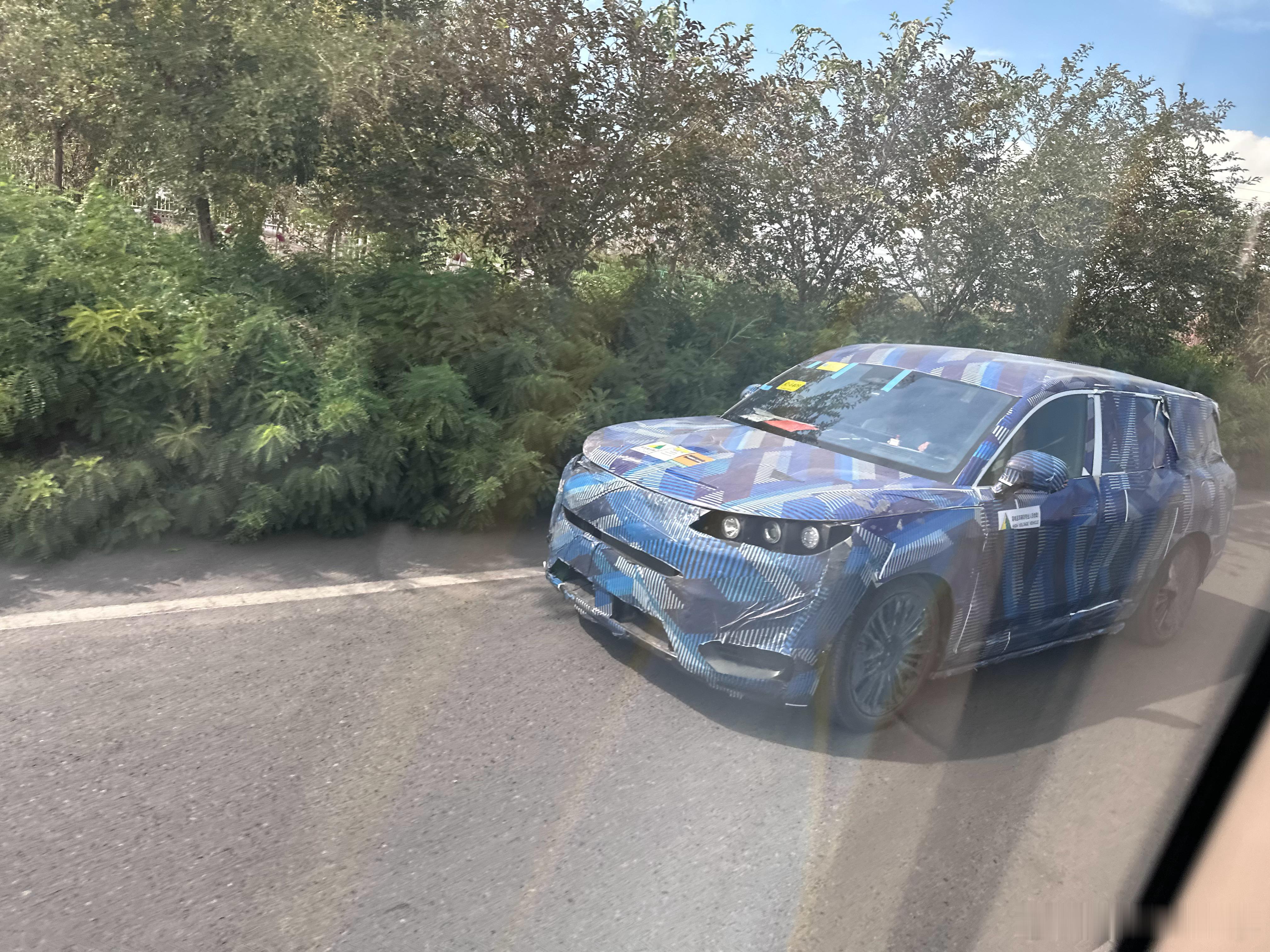 腾势N9测试车，这个尺寸真带劲儿嗷 ​​​