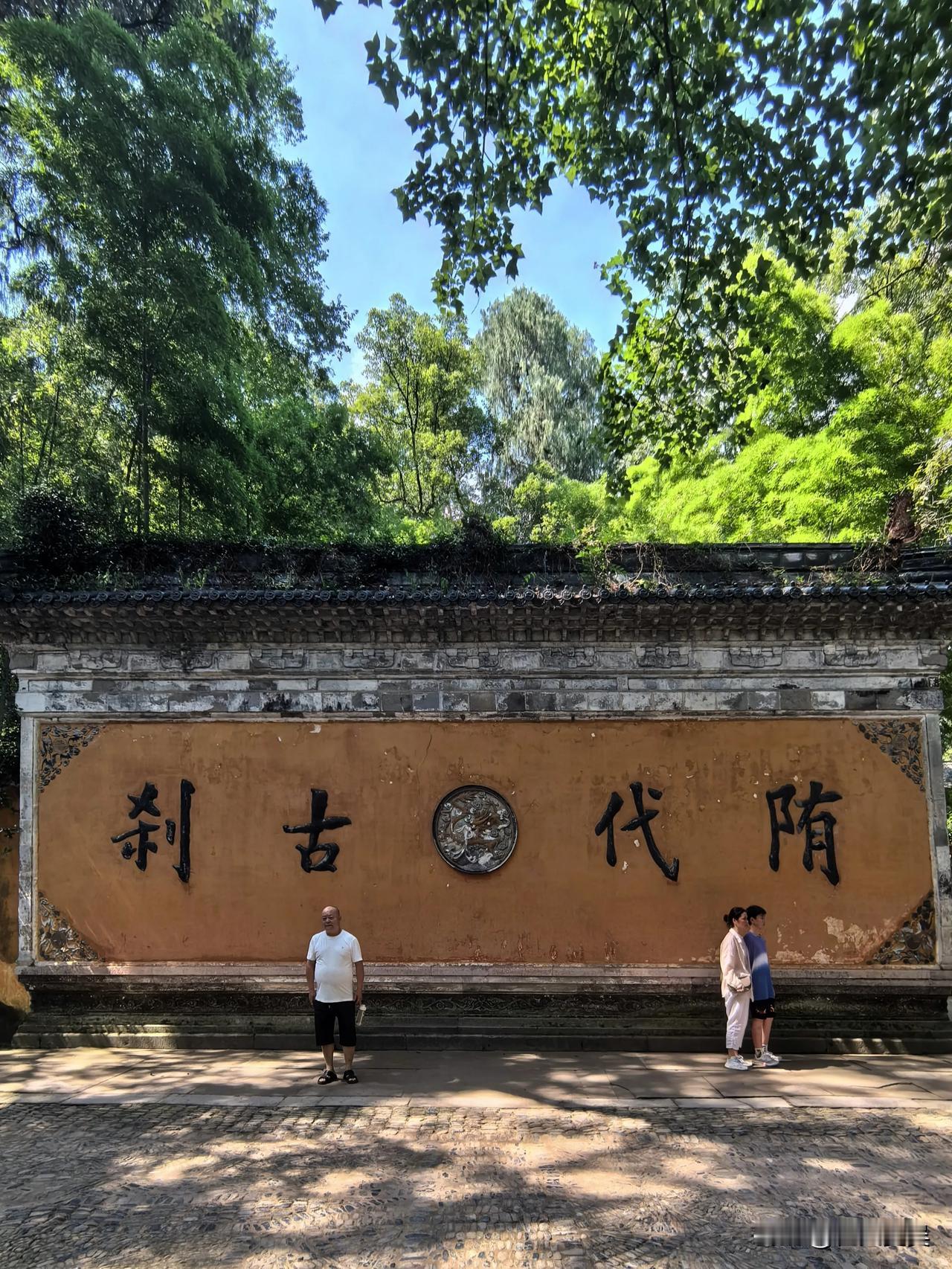 去过国内不少大小寺庙，但是，唯有国清寺最令我感动！因为在这里，除了能真切感受到佛