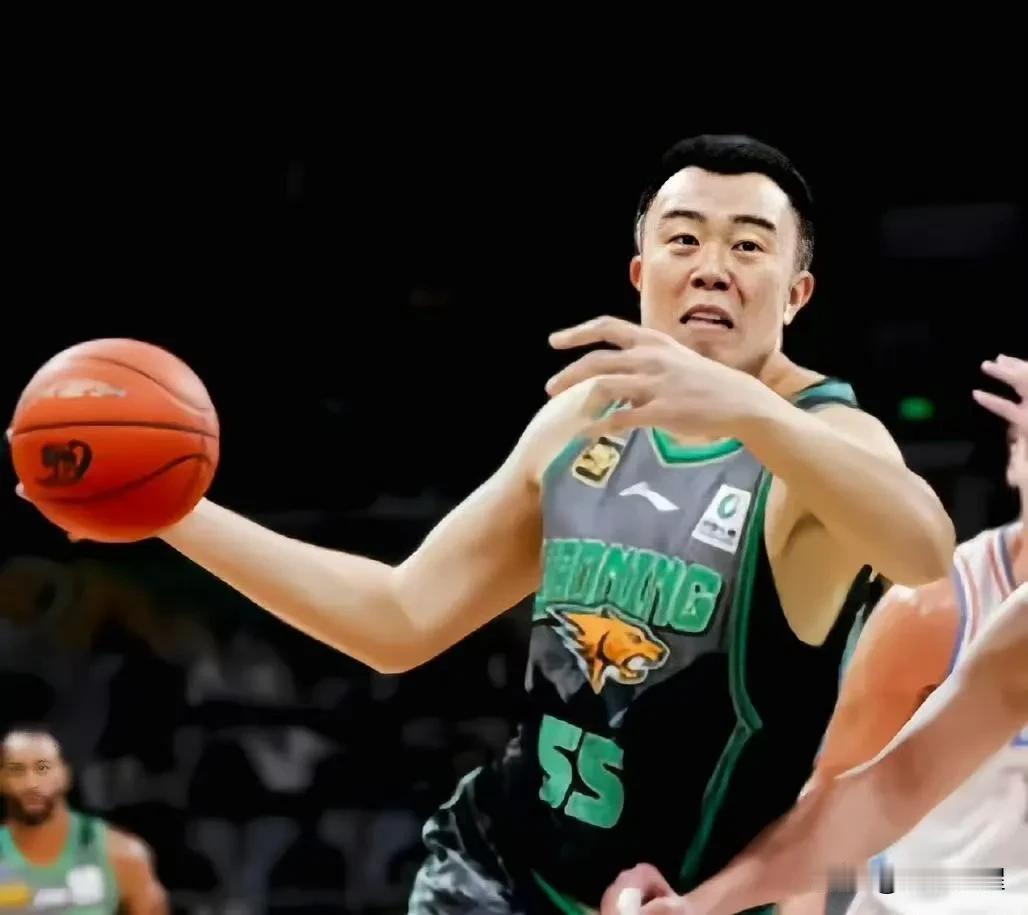 CBA风景！37岁老将拼比19岁的小将，傻眼！
    昨晚，辽冠军在主场轻松击