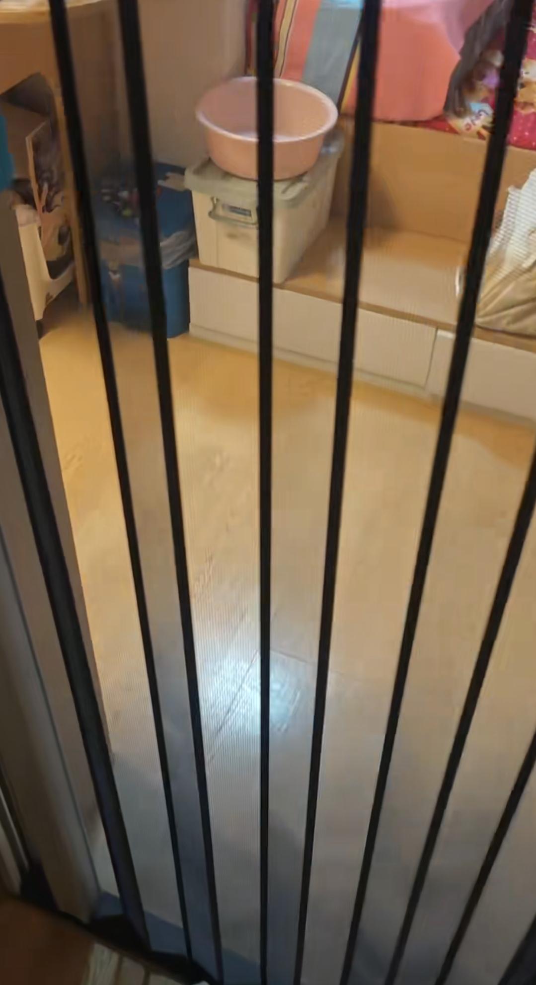 何其讽刺！在妈妈心目中，女儿的心理状态，竟然还没有一面墙来得重要。

妈妈突然打