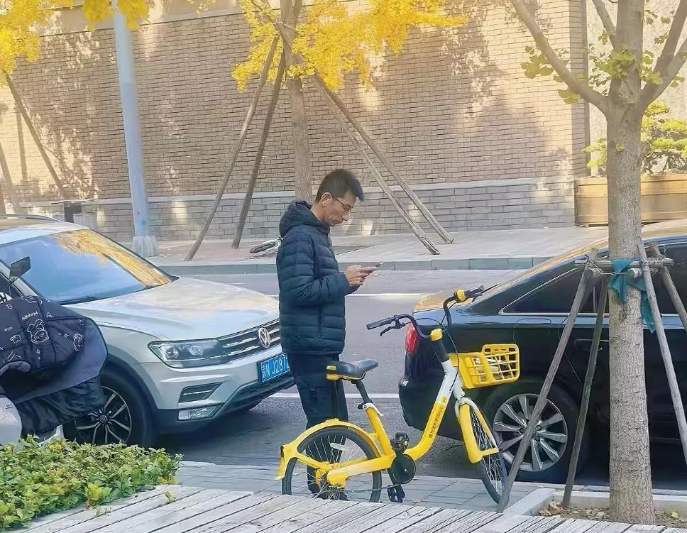 孙东旭走了，董宇辉火了。
这事儿背后藏着直播电商的变局。
以前拼销量，现在拼人设