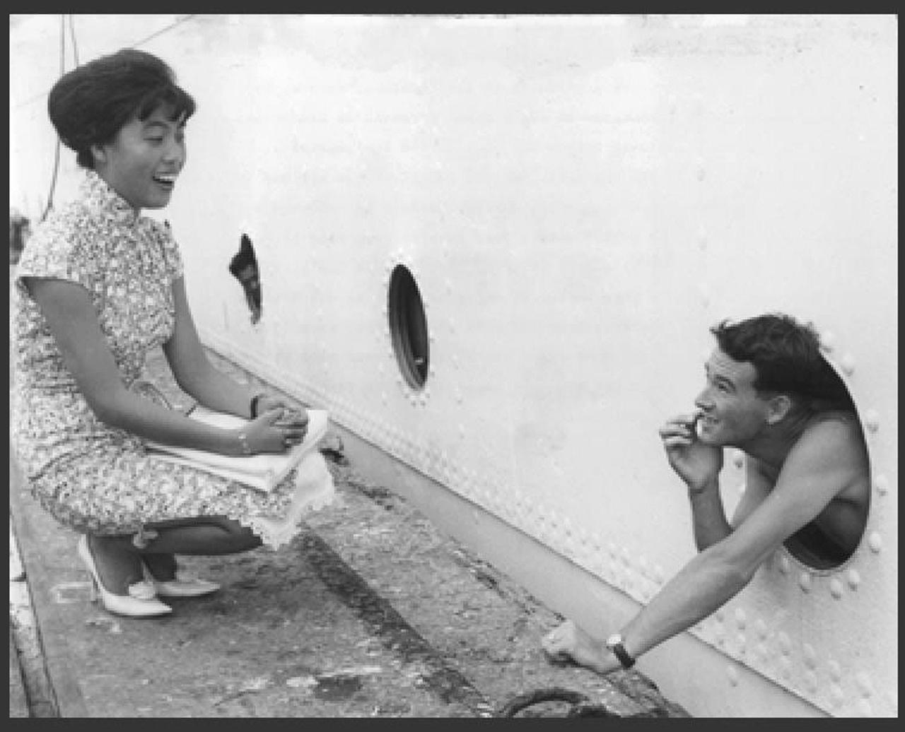 1961年，香港码头，英兵Tony Caller与好友苏小姐的离别一刻，被摄影师