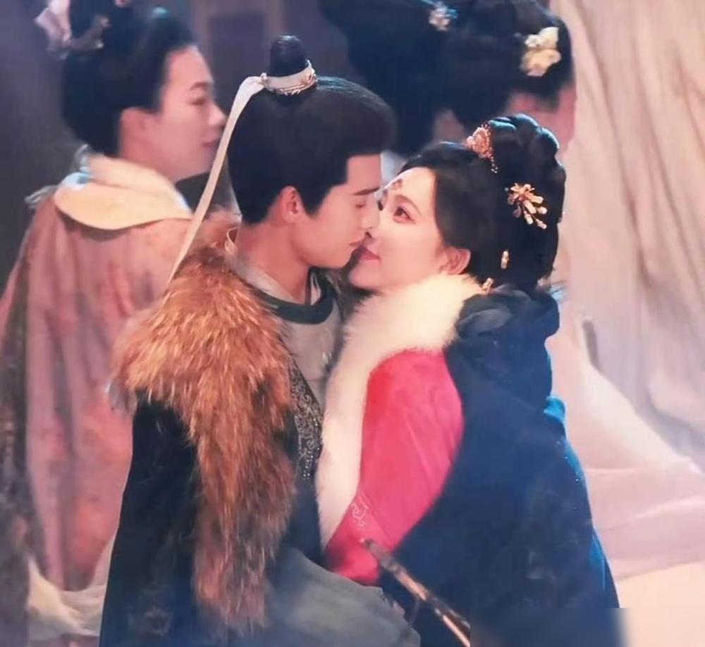 既然都要在镜头前亲个没完，李昀锐和孟子义干脆把这份子钱也顺便收了吧。

2026