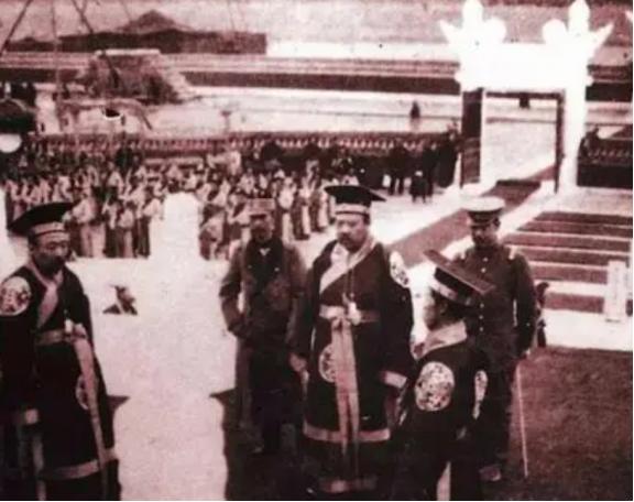 1901年，直隶总督袁世凯母亲去世，他回乡葬母。哪料，袁家族长袁世敦却说：你母亲