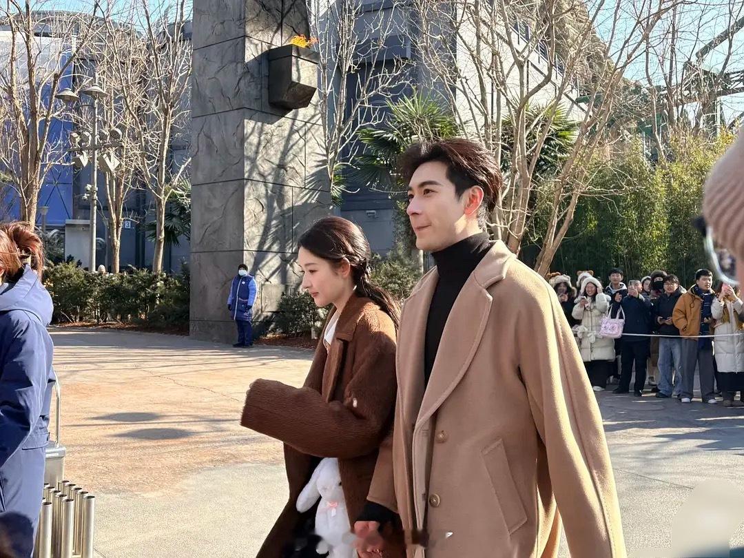 陈星旭和王玉雯一起去环球了，俩人为了新剧开始剧宣了～ 