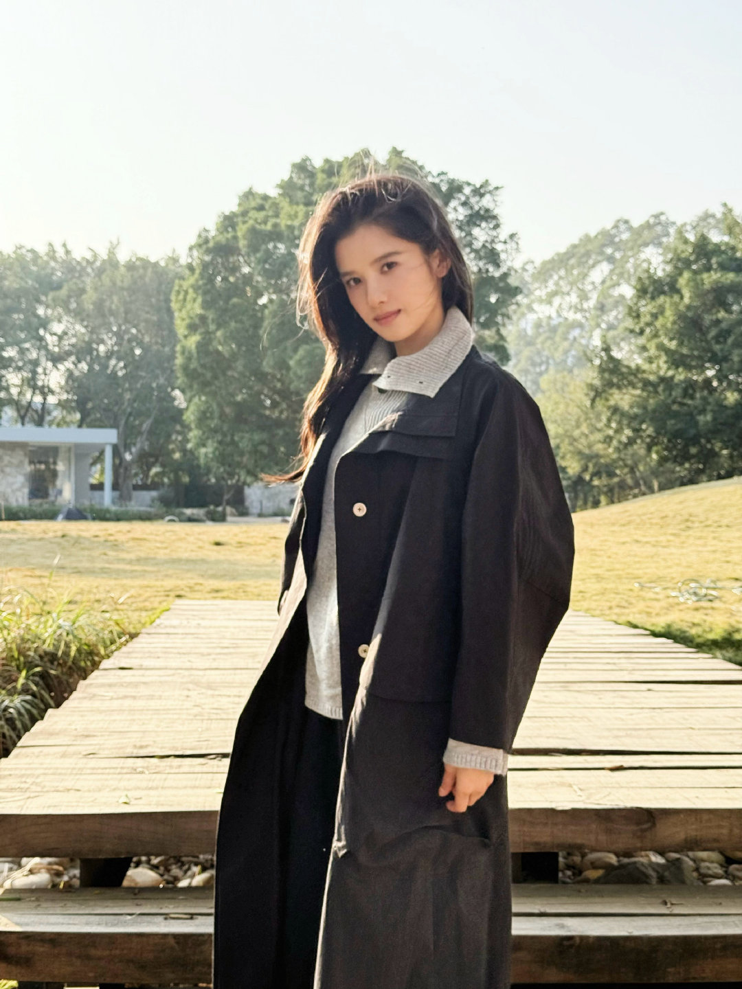 张婧仪三月营业张婧仪多走动多看绿植 暖心提醒护颈椎爱眼睛，认真生活的辣妹子太圈粉