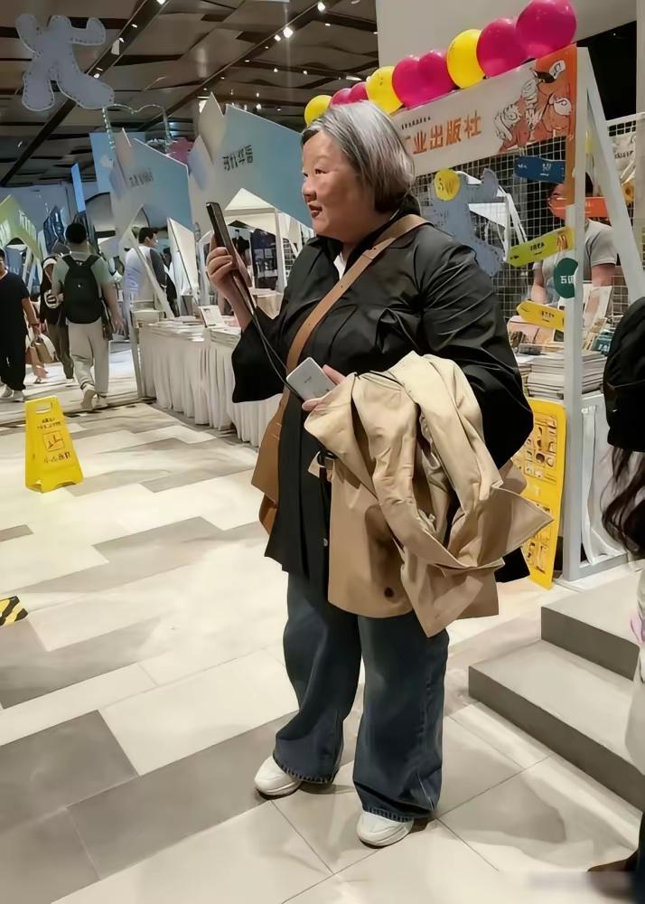 王铎：这是一个什么人？
为什么成这样了？是在扮演什么角色吗？不清楚。