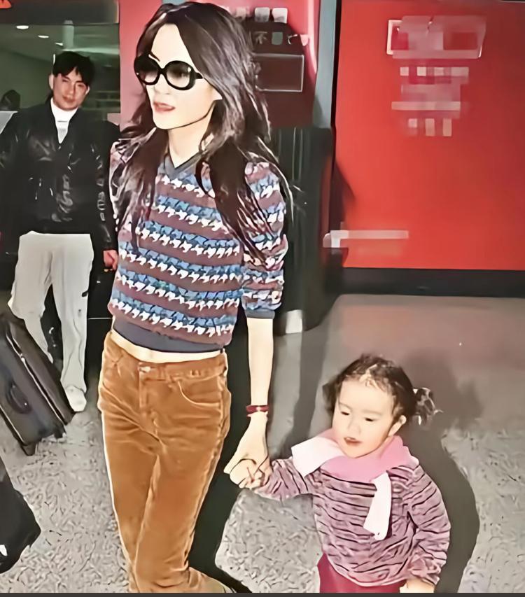 王菲与女儿窦靖童走机场时的一幕。