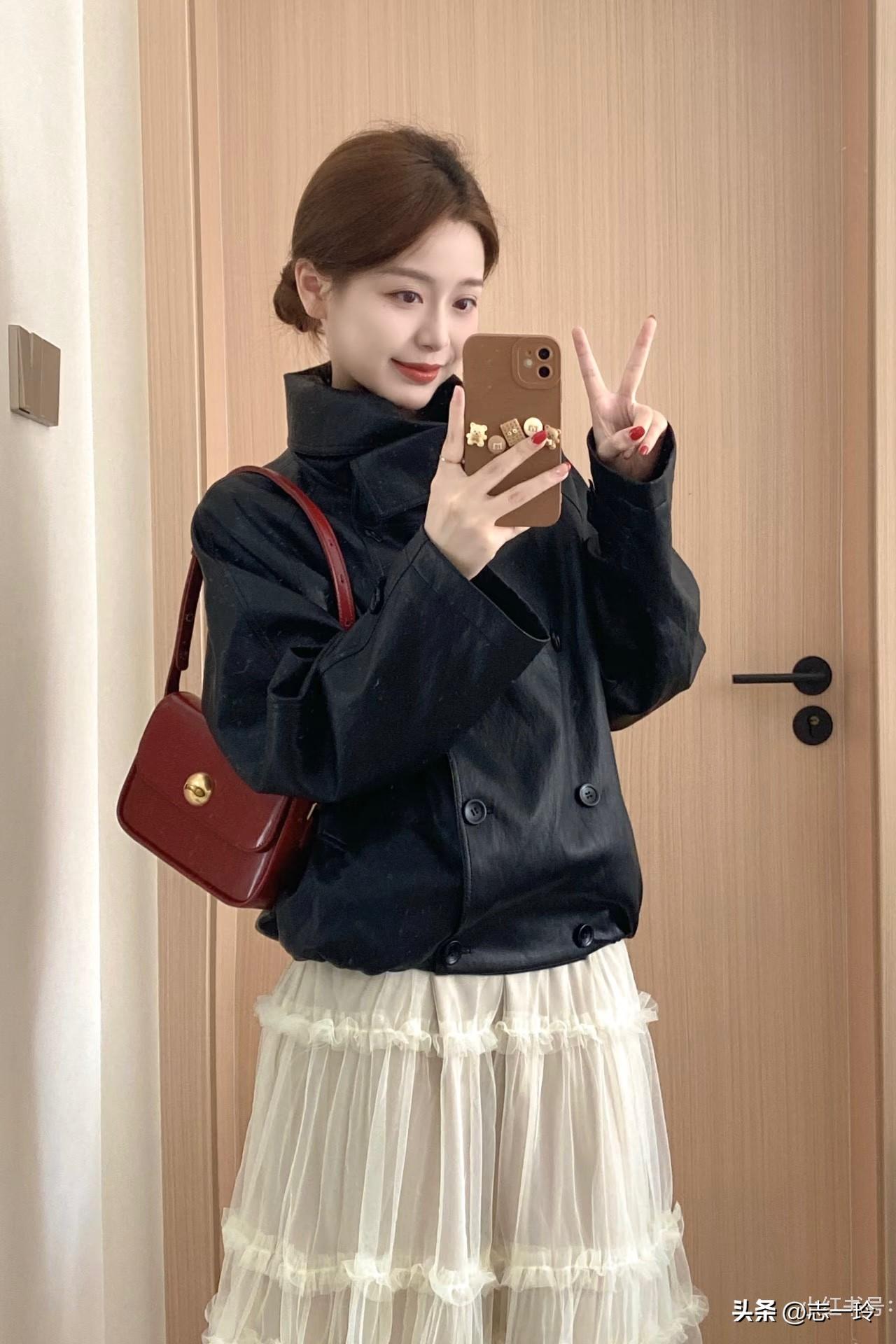 甜美穿搭指南：黑色外套+白色蕾丝裙，轻松拍出时尚大片！📸💖