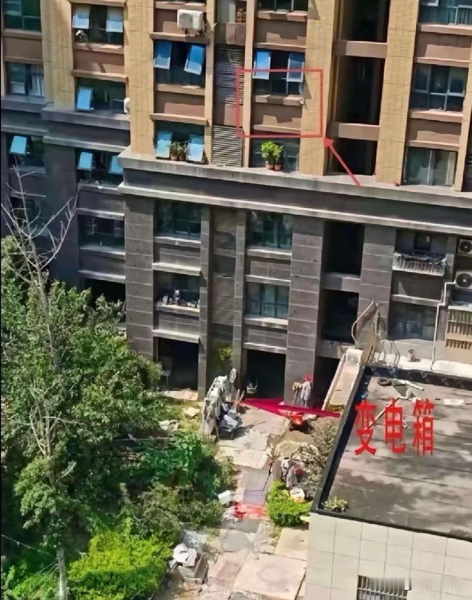 看到这张图就觉得好可惜。

连云港火灾坠楼母女挂在四楼，楼下三楼那个平台的位置那