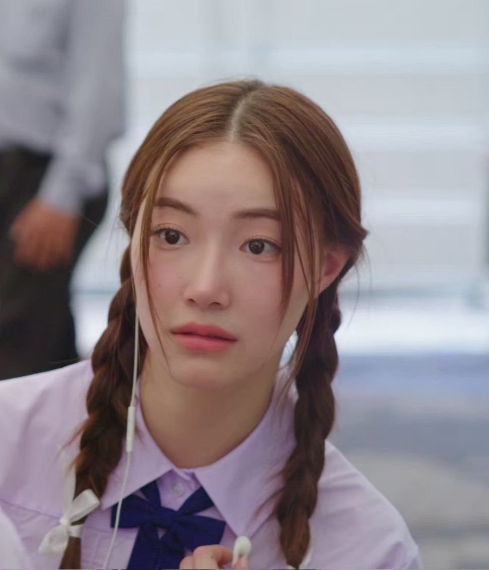 “你又穿错校服了。我都不想再替你找借口了。”“你这个组长，为什么不去告诉老师？你