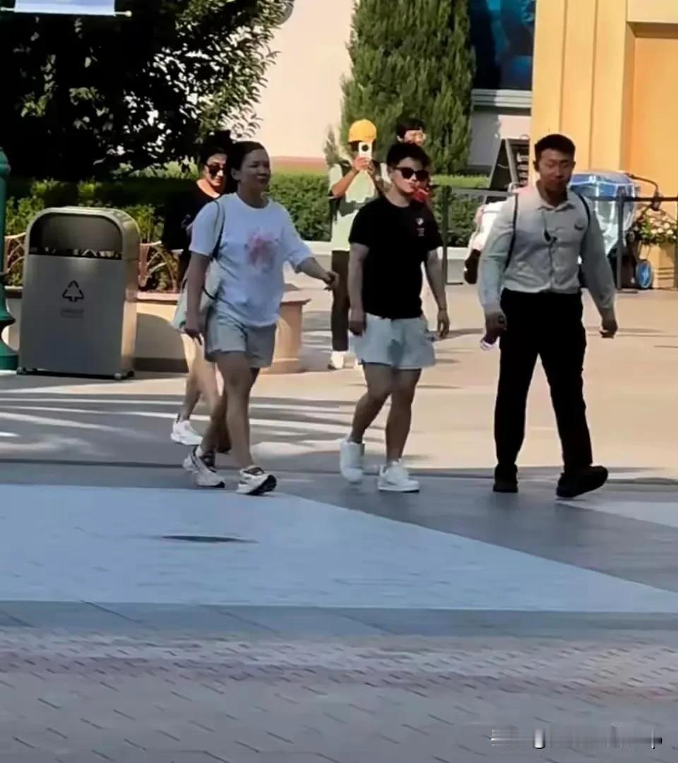孙颖莎环球影城游玩
她的体力是真好
巴黎回国当天晚上就直播而且到很晚
今天又去环