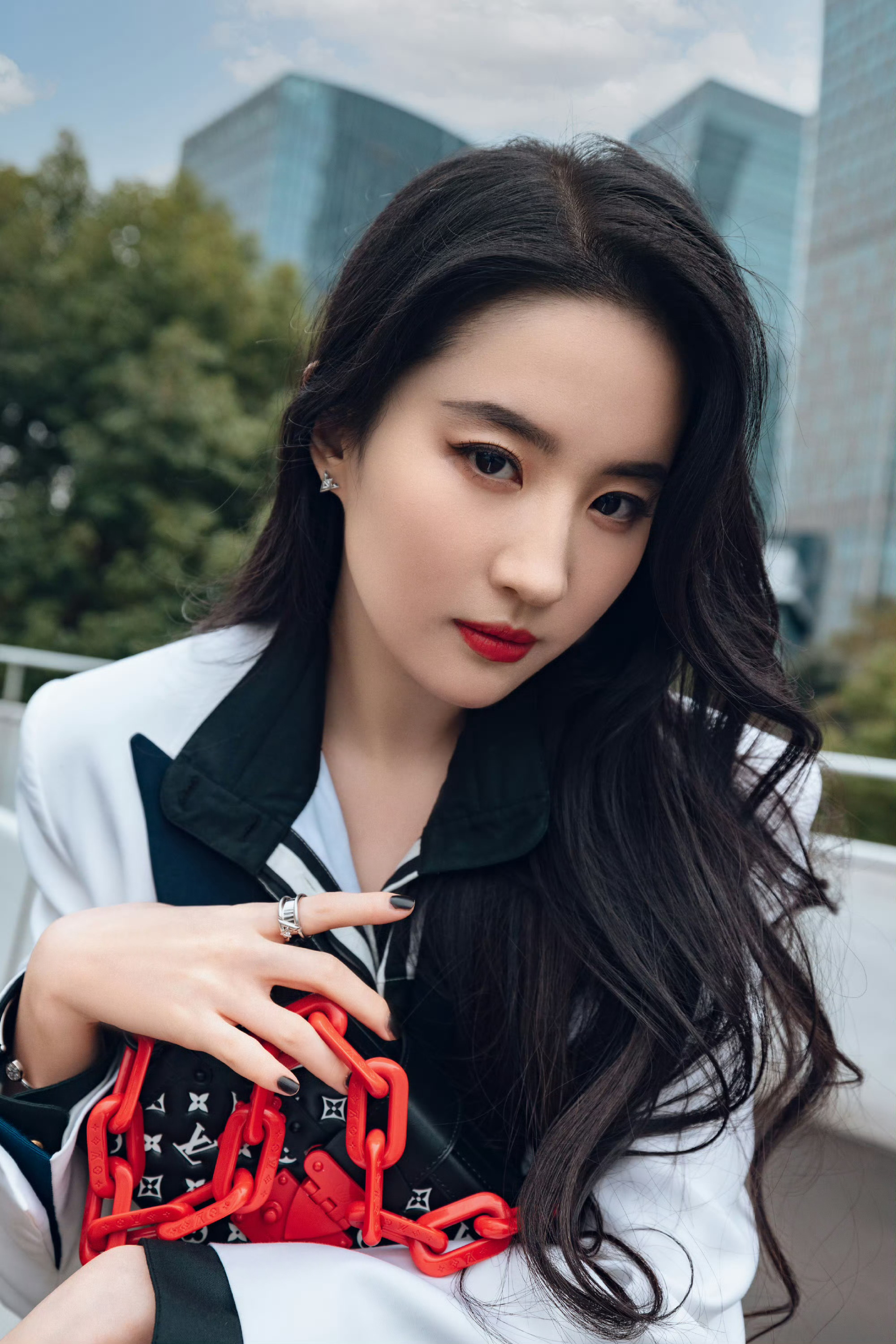 刘亦菲身着Louis Vuitton resort 2022 系列出席LV春夏2
