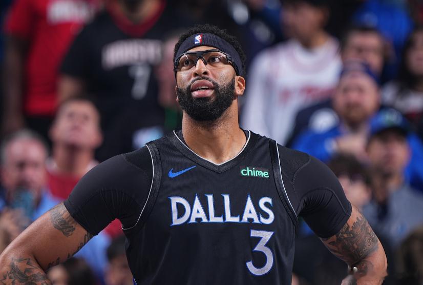 NBA常规赛，独行侠在主场以122-109击退火箭。浓眉出色表现（29分8板）也