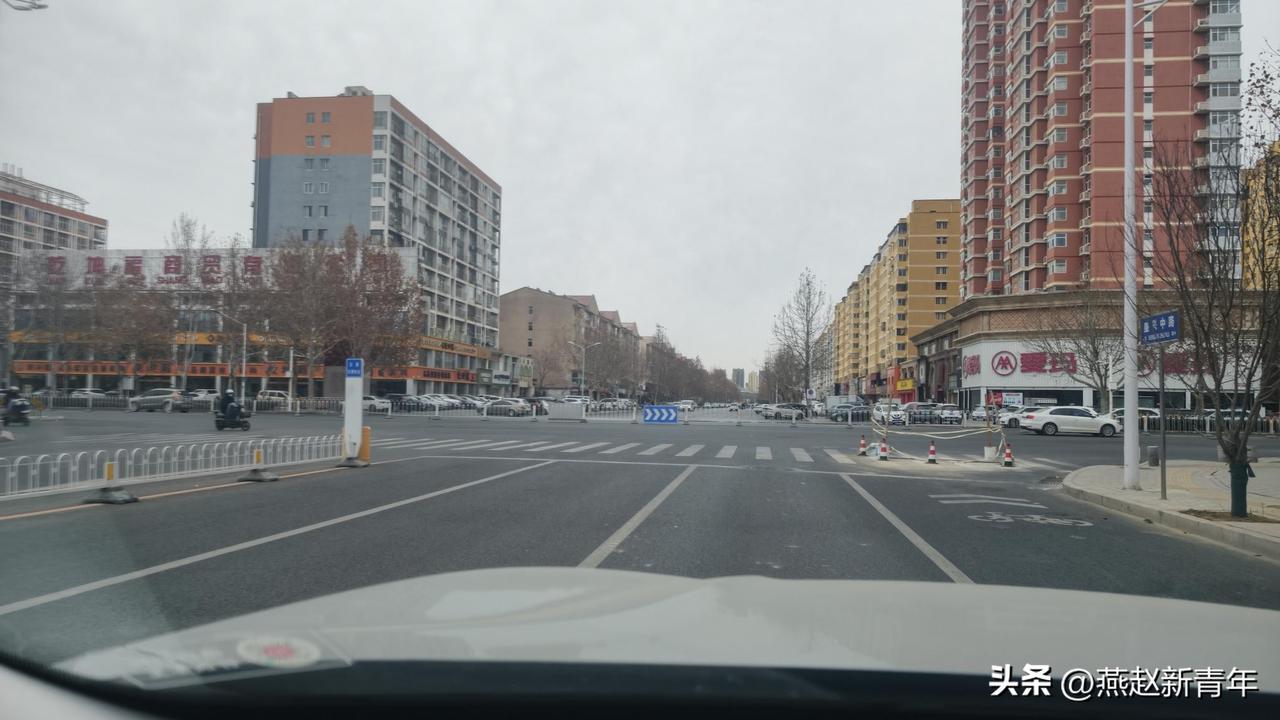 网友爆料反映：保定盛兴路与恒祥大街接口断头路多年，现在好不容易通了，护栏不打开，